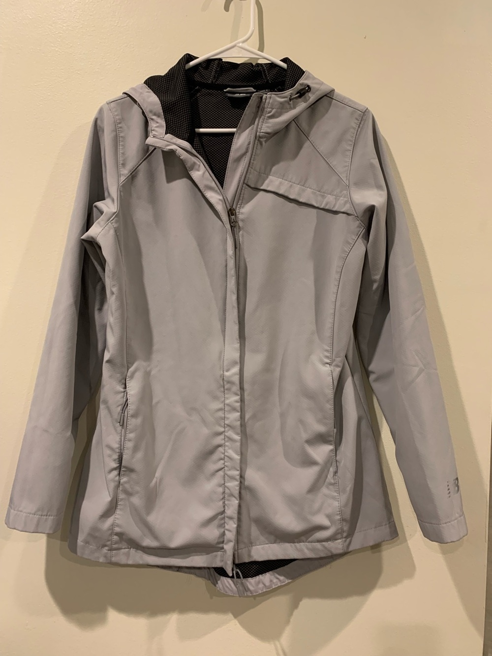 Silver-Gray New Balance softshell jacket features a full-zip front size medium